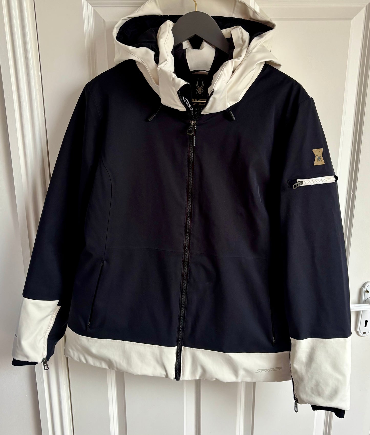Veste bleue et blanche